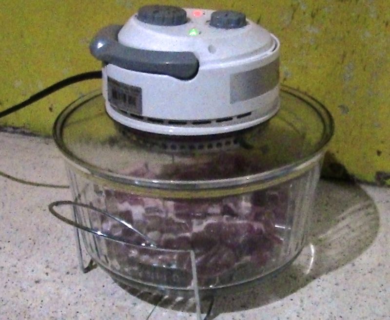 Tabletop convection oven with a fan for circulating hot air