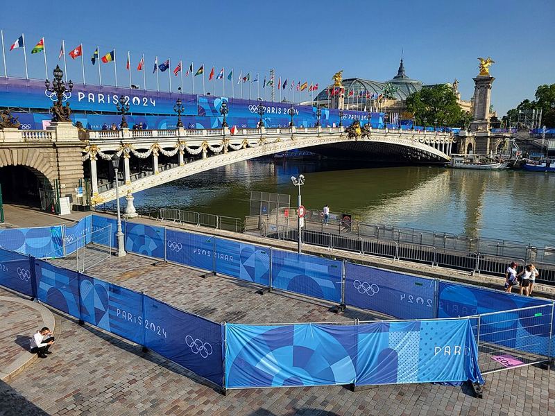 Triathletes at the Paris 2024 Olympic triathlon near Pont Alexandre III