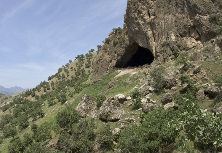 Exterior of Shanidar Cave in Erbil Governorate, Iraqi Kurdistan (CC BY-SA 3.0 JosephV via Wikimedia Commons)