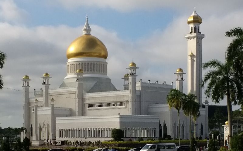 Omar Ali Saifuddien Mosque with its golden dome in Bandar Seri Begawan, capital of the Sultanate of Brunei